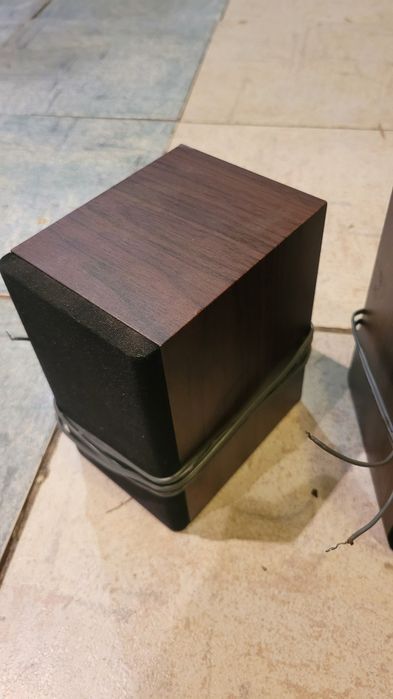 Małe drewniane kolumny