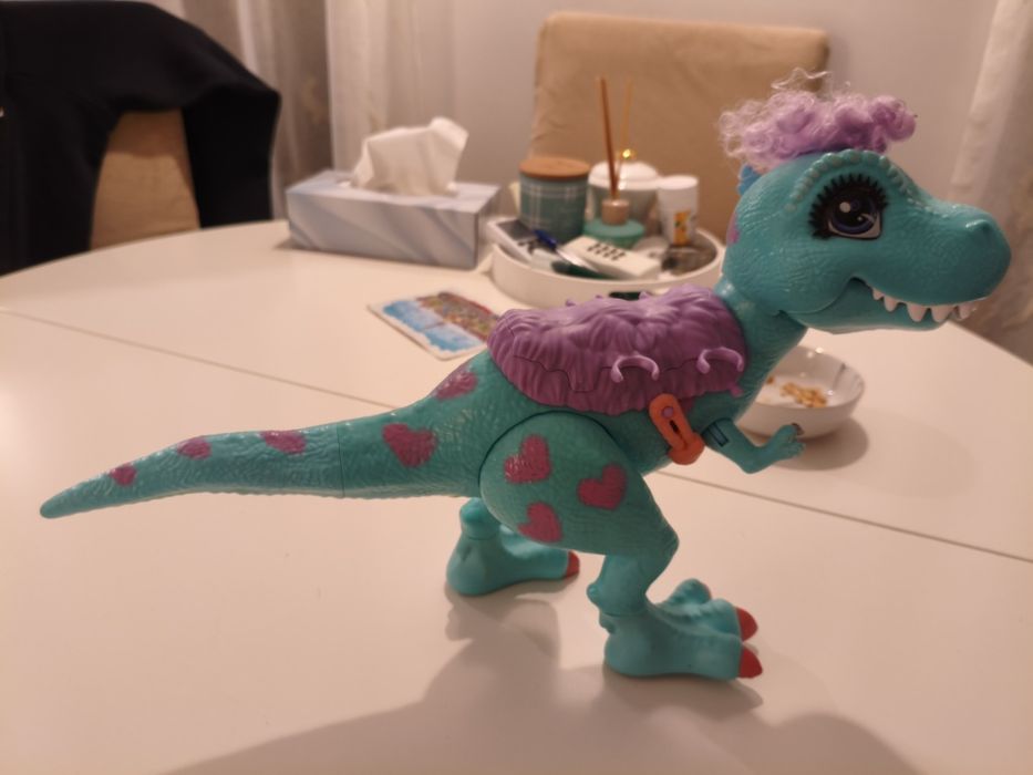 Świnki morskie z klatką i dinozaurem