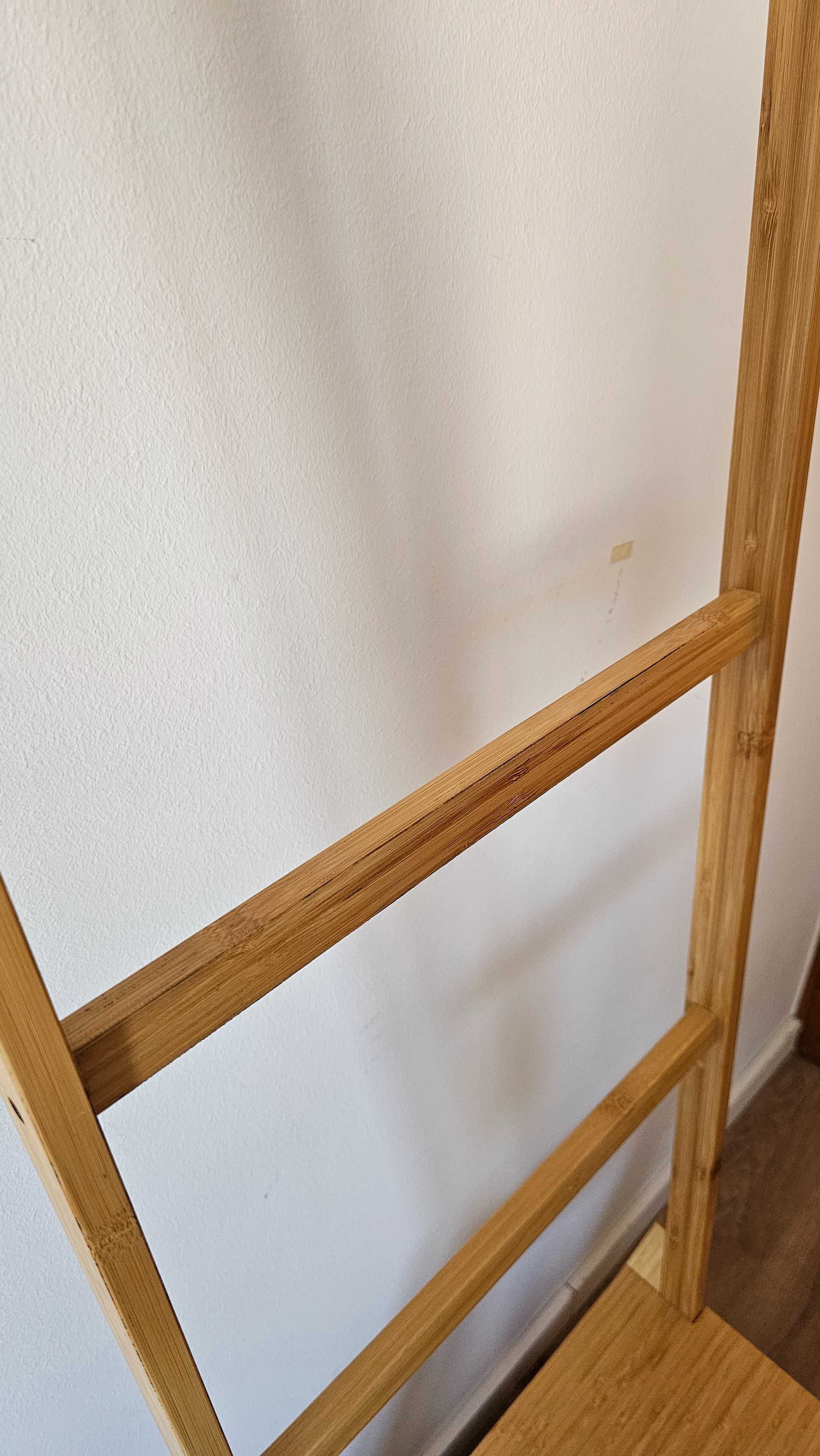 Cadeira com toalheiro de bambu -WC