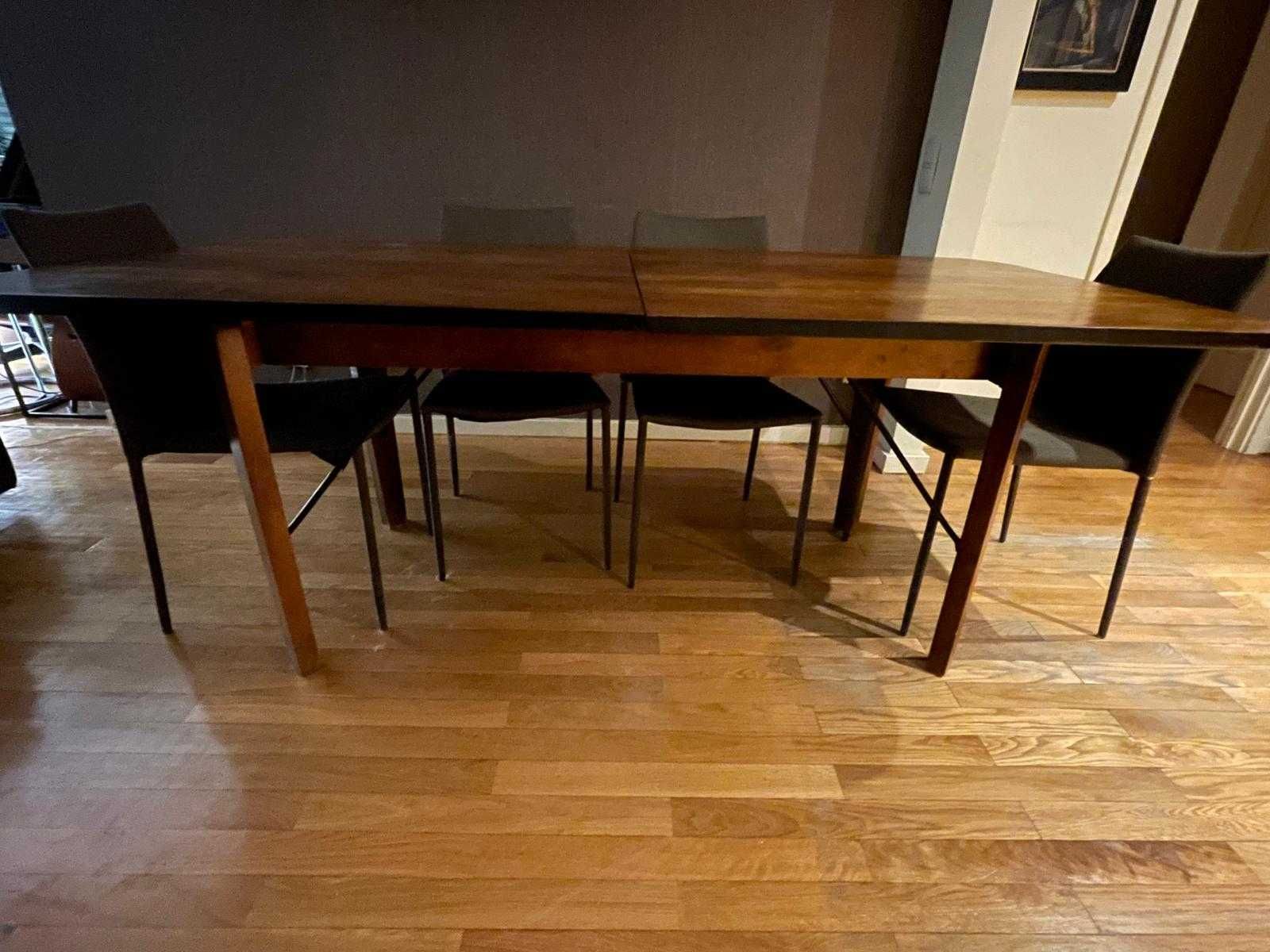 Mesa de Jantar com conjunto de 8 cadeiras