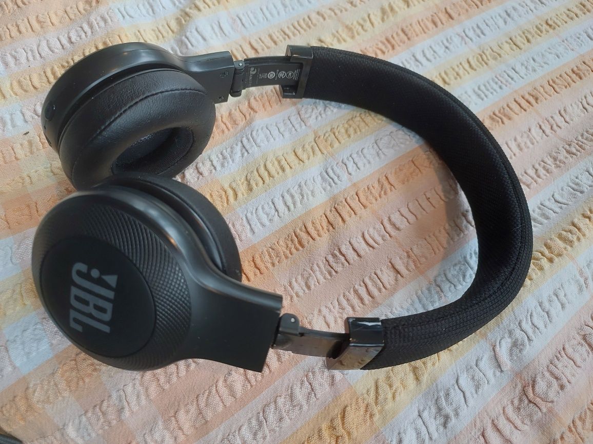 Продам наушники JBL