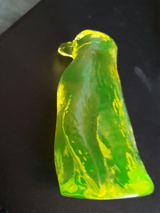 Pingwin ze szkła uranowego