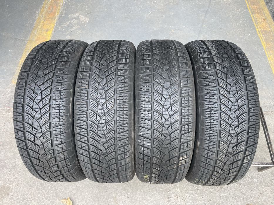 Шини зимові R17 215 60 Goodyear Склад Осокорки RLX