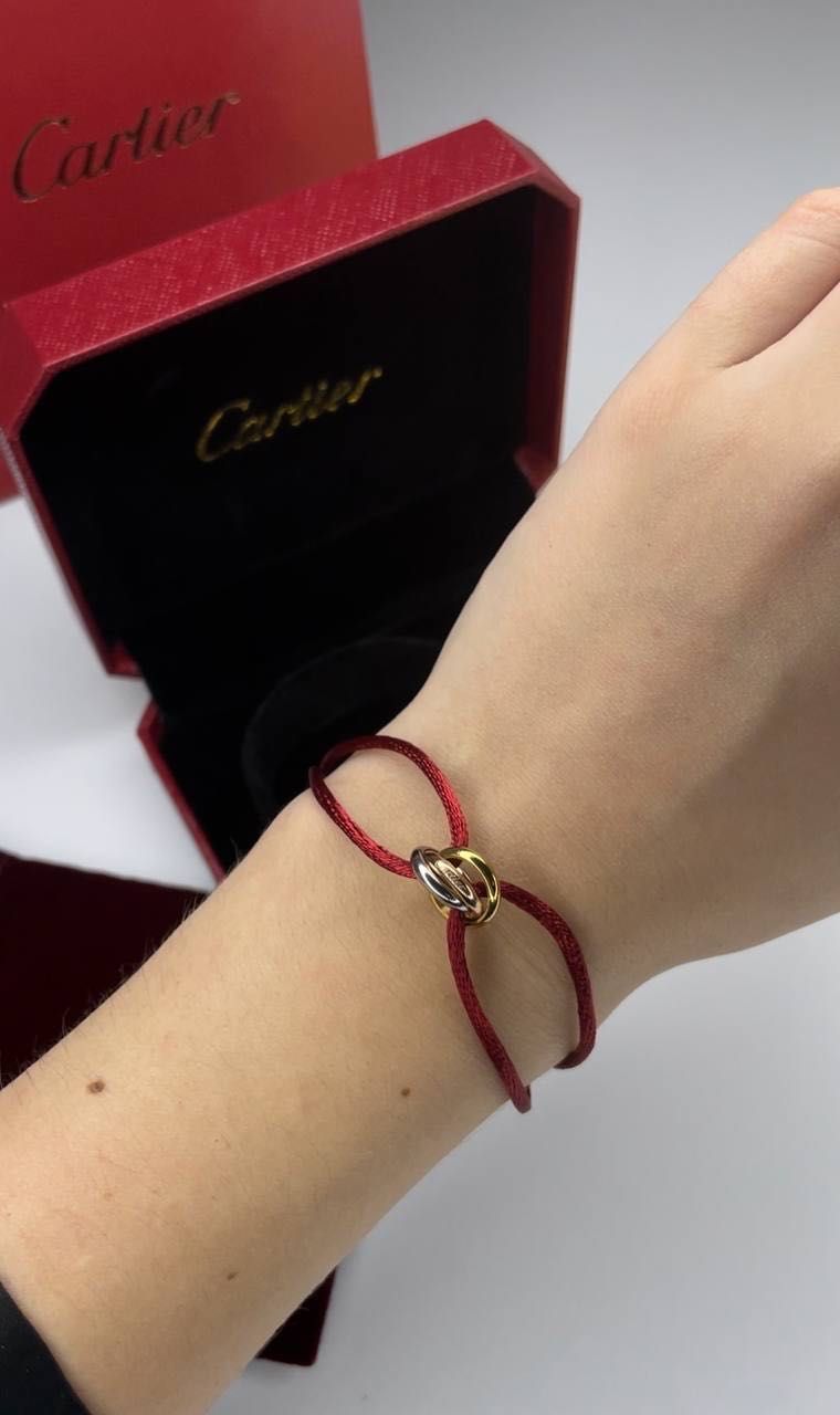 Браслет в стилі Cartier Trinity з ниткою