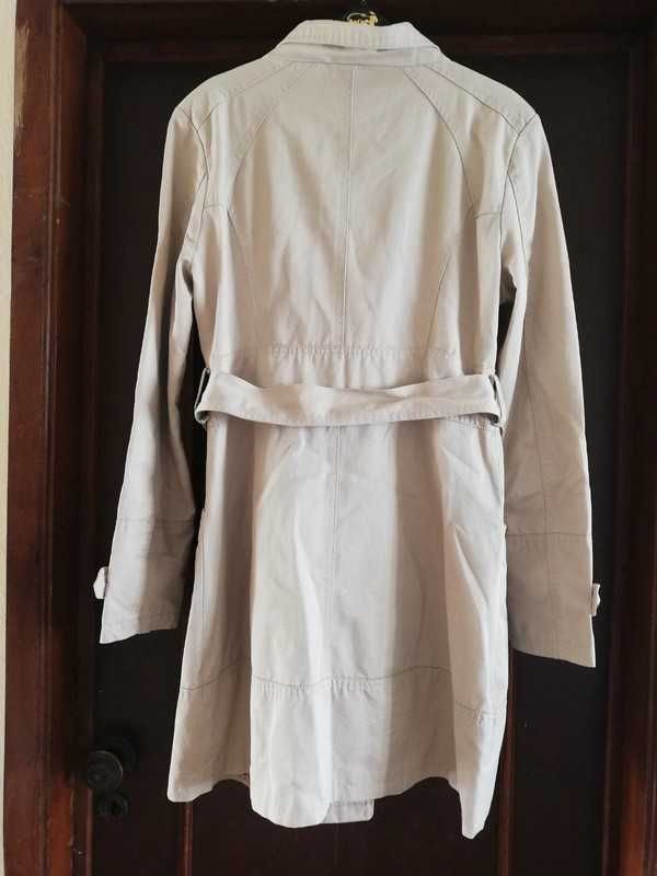 Roupa. Sobretudo creme Spaccio.