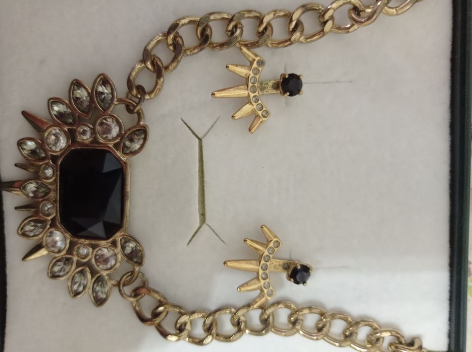 Colar e brincos Belle Queen dourado com preto e brilhantes
