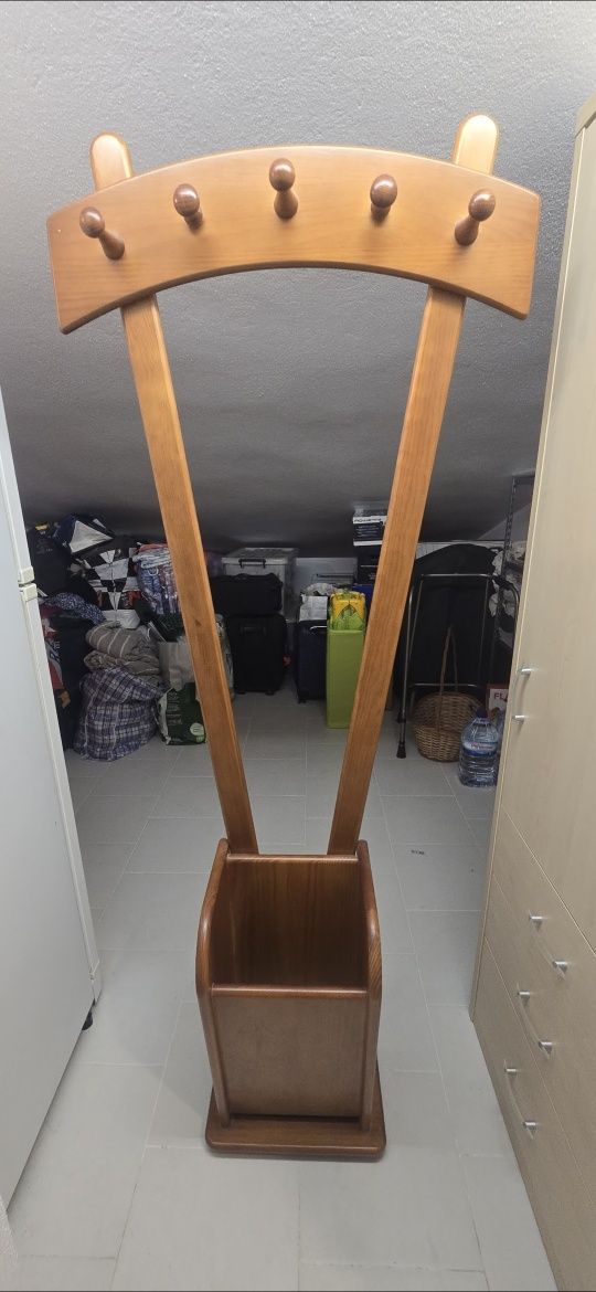 Cabide de pé com chapeleira