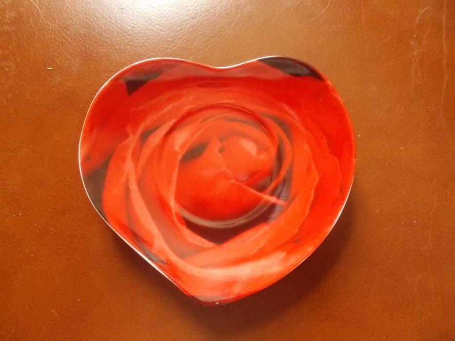 caixa com chávenas de café e pires