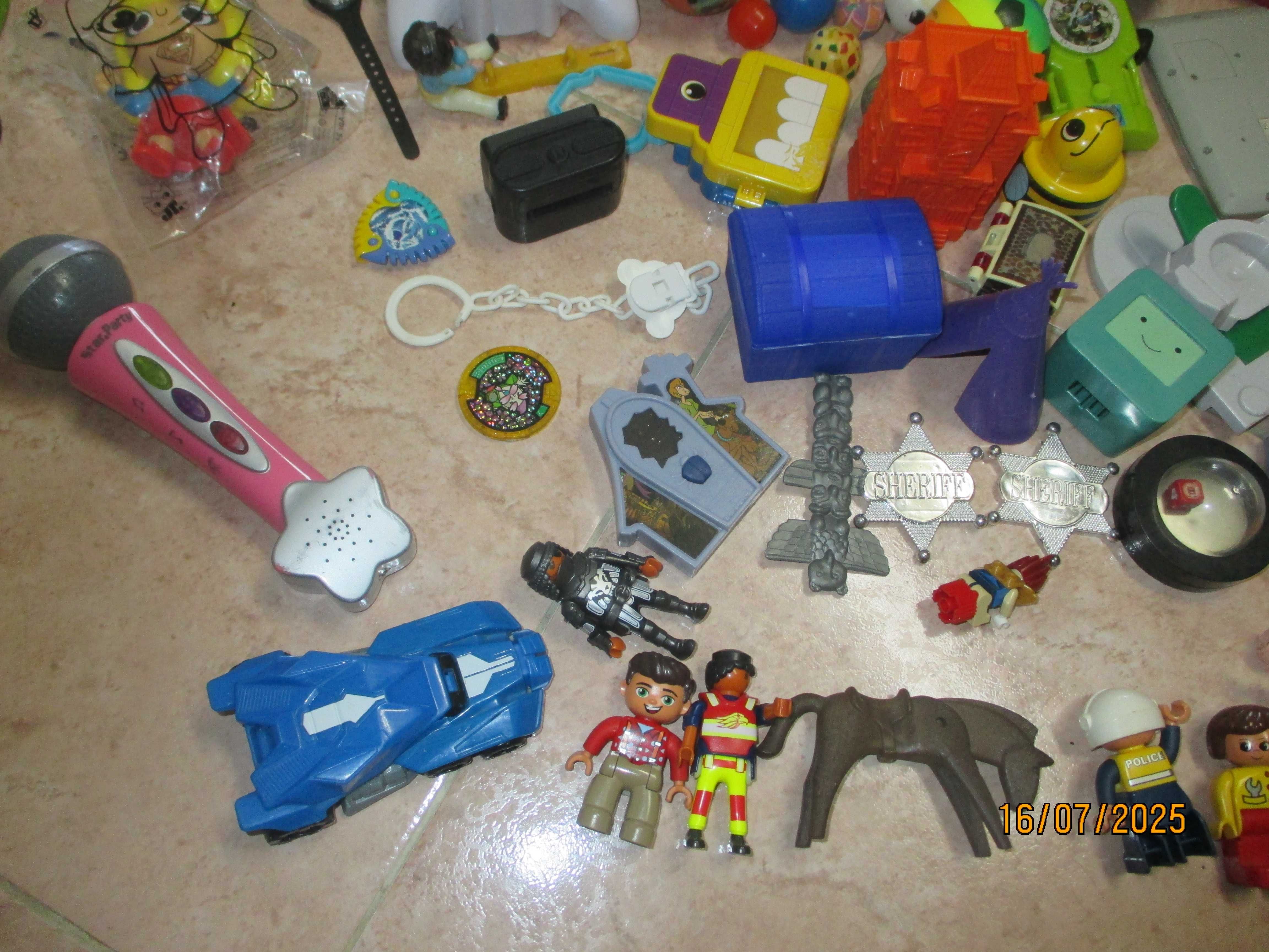 Mais de 100 peças, bonecos, jogos, pequenas bolas e mais