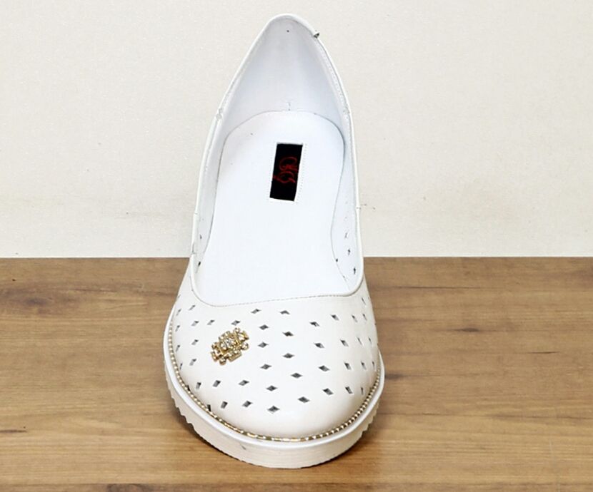 Туфли белого цвета( 43 размер )