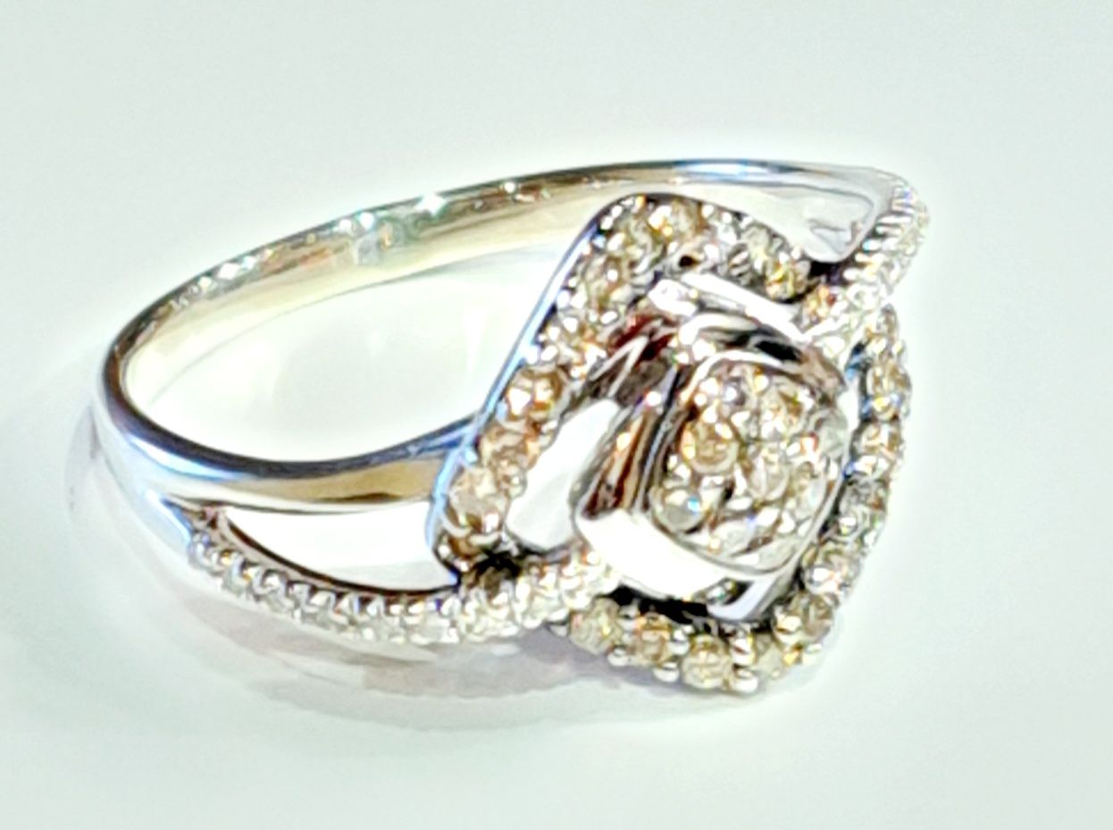 Золотое кольцо с коньячными и белыми бриллиантами.ct 0,4. 3,07 грм.