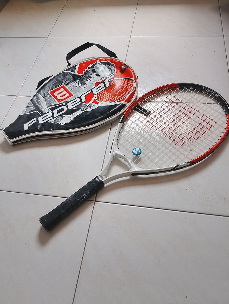 Raquete de Tênis Wilson Federer – Leveza, Potência e Estilo!