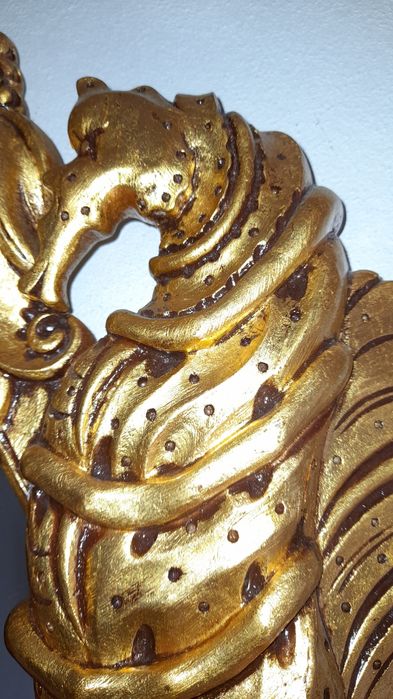 Moldura com acabamento folha de ouro