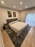 Cama estrado elevatorio+colchao+mesa de cabeceira 180x200