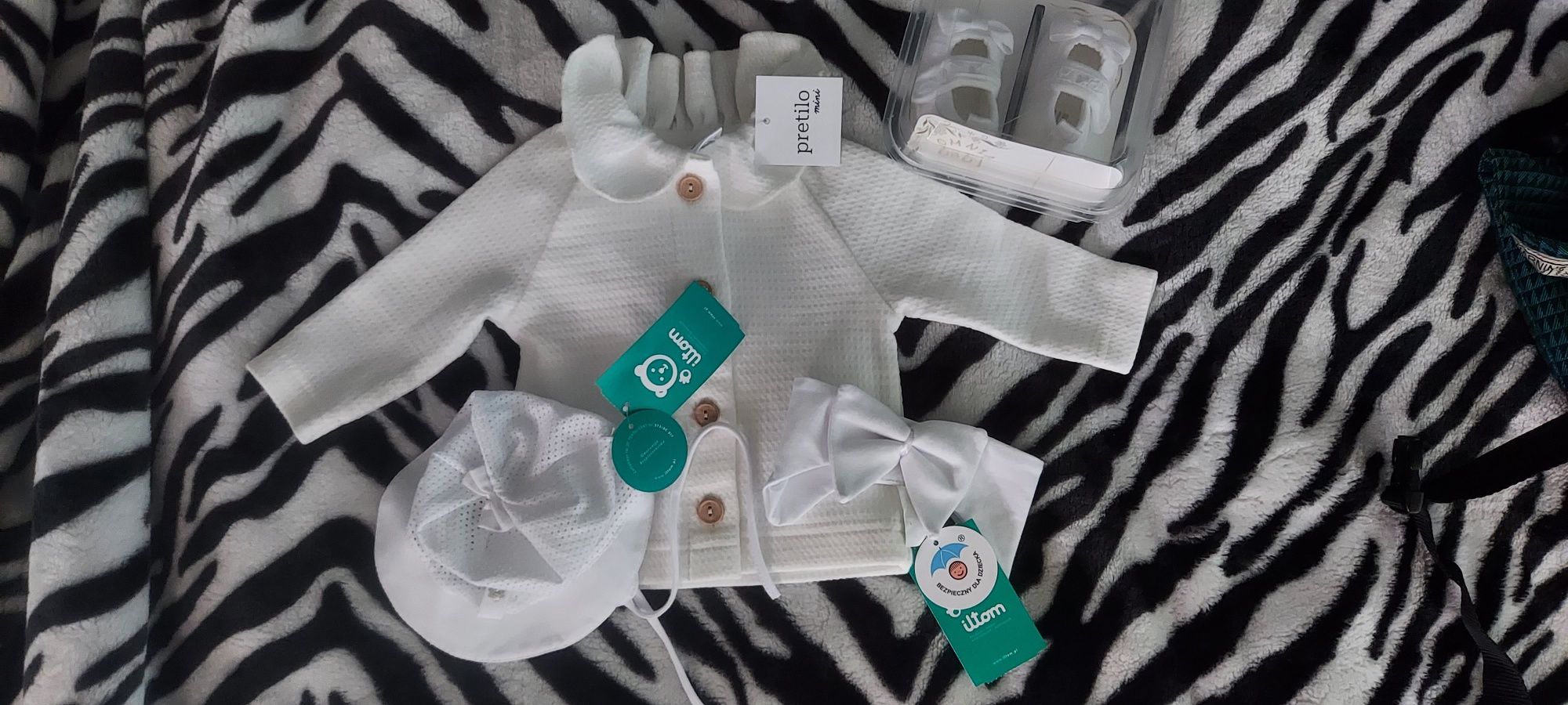 Sweterek, opaska, kapelusik i buciki do chrztu
