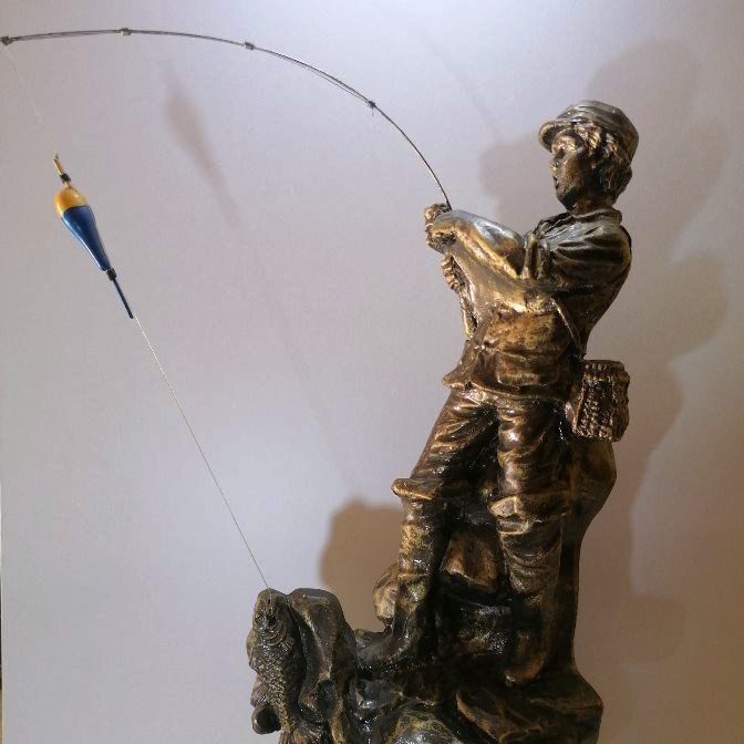 Estatua media de pescador