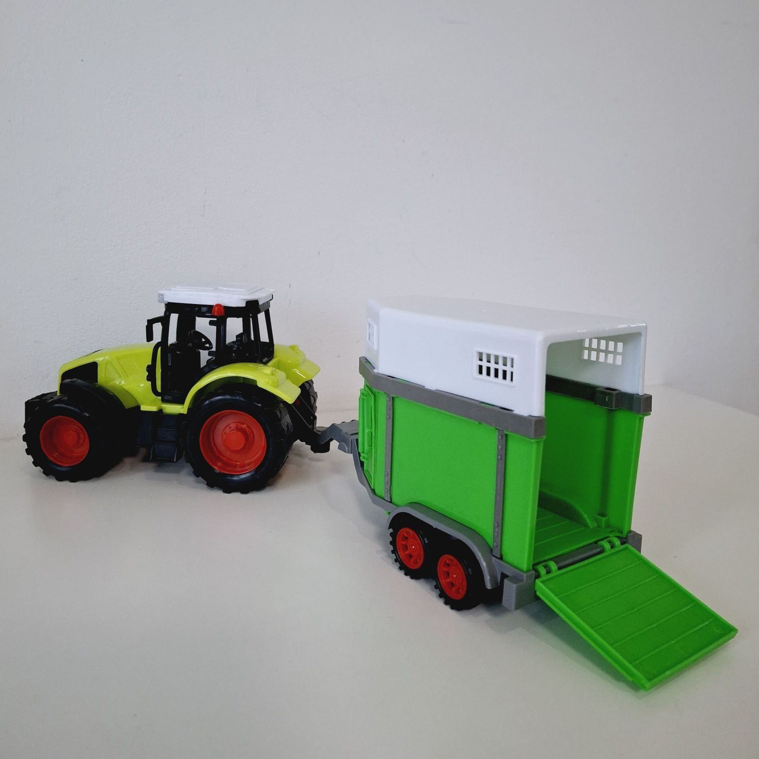Traktor z przyczepą dla konika