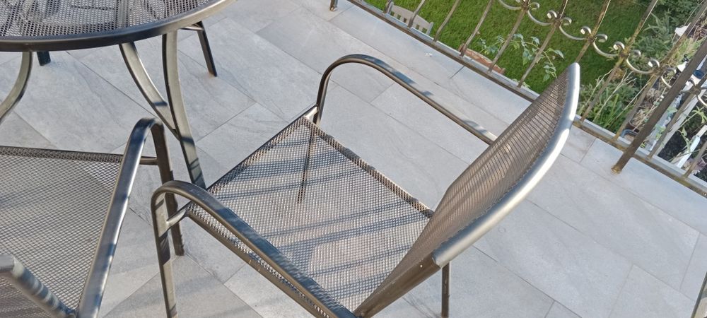 Krzesła ogrodowe i stół