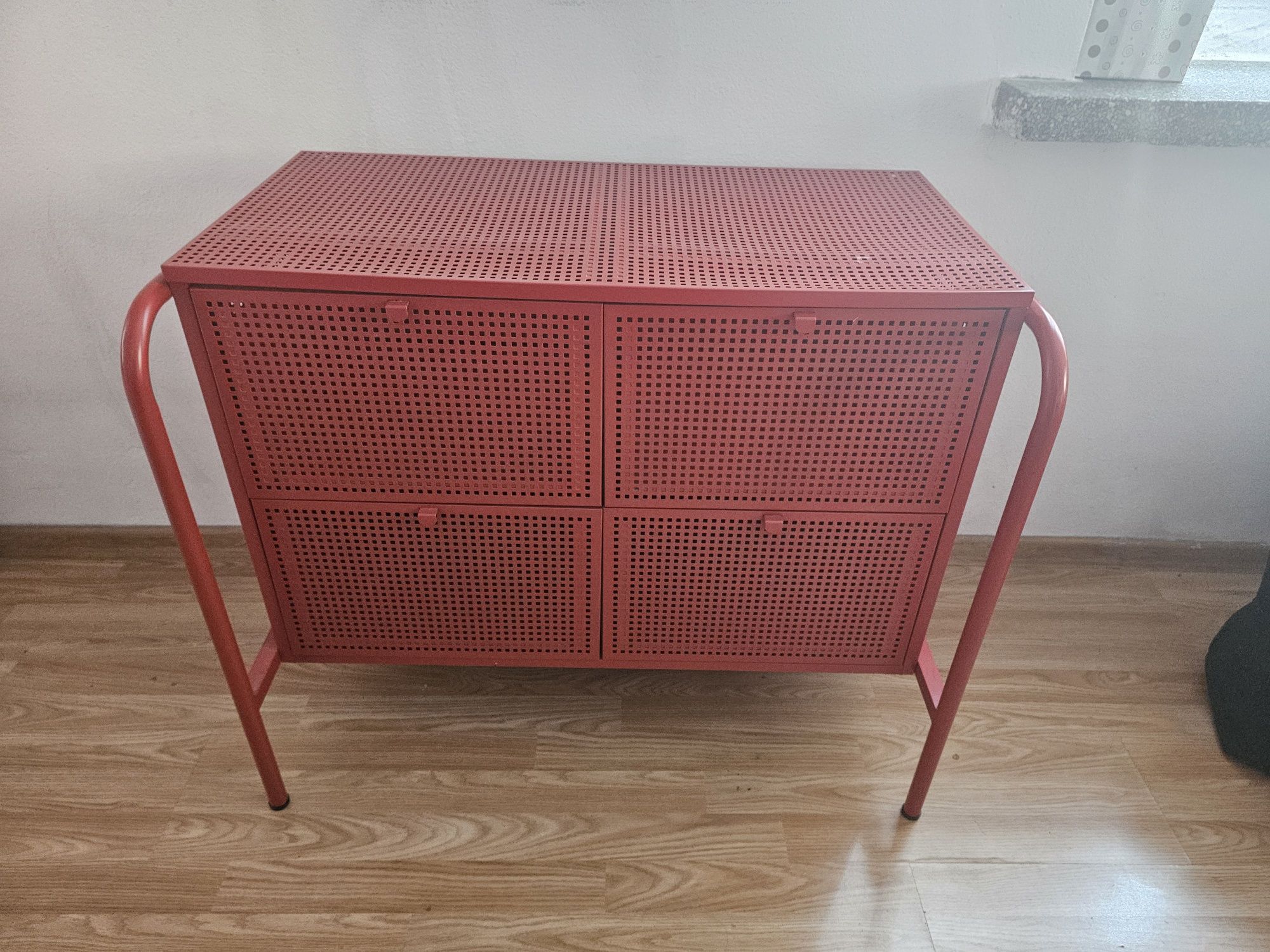Czerwona komoda ikea