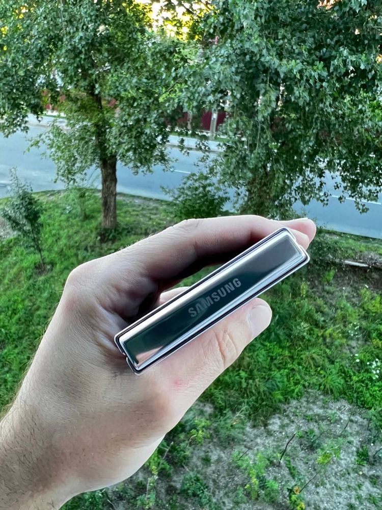 Телефон Samsung GALAXY Z FLIP 5 8/256gb Розбитий екран!