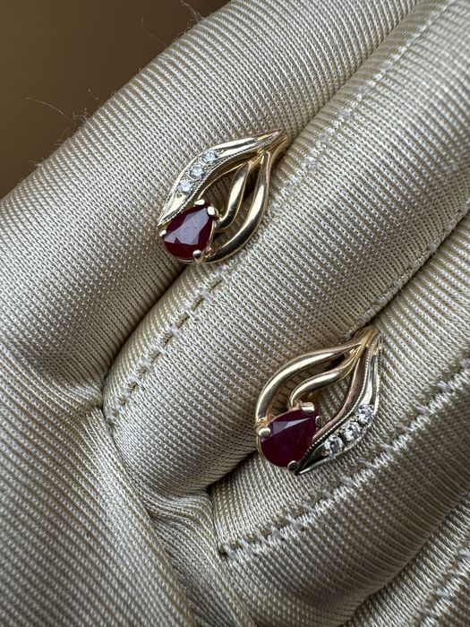 Золоті Сережки з діамантами та рубінами / золотые серьги с бриллиантам