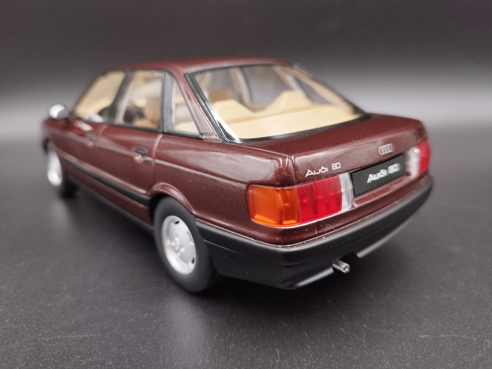 1:18 Triple9 1989 Audi 80 B3 model nowy