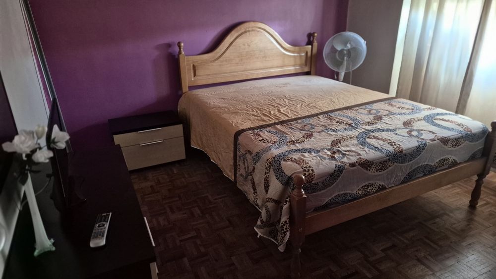 Alugo quarto com cama de casal para  sra. ou jovem solteira