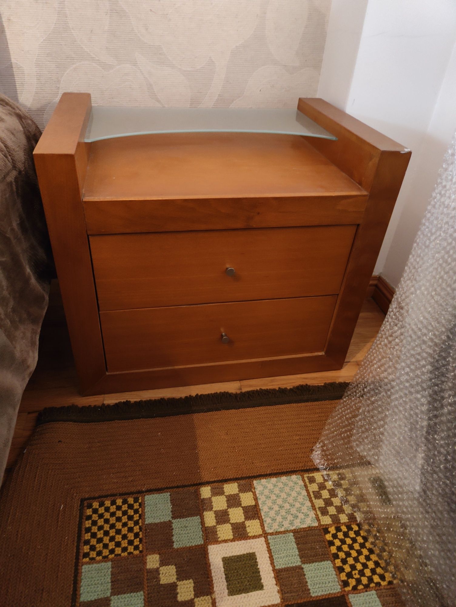 Cama  de madeira  , colchão e 2 mesas de cabeceira