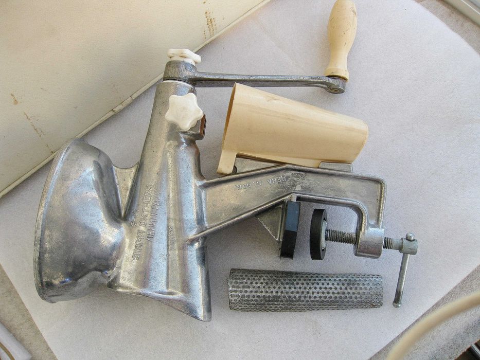 Соковыжималка ручная шнековая СБ 2. Знамя Октября. СССР.