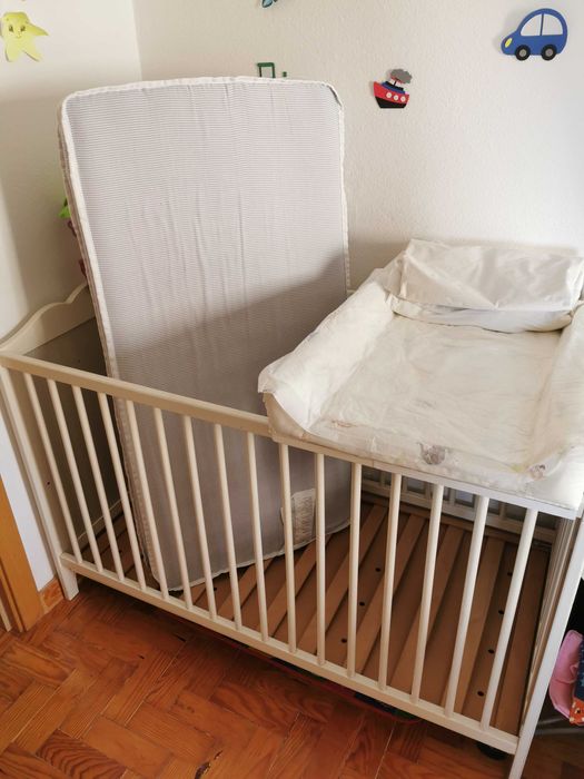 Berço ikea, colchão e troca-fraldas