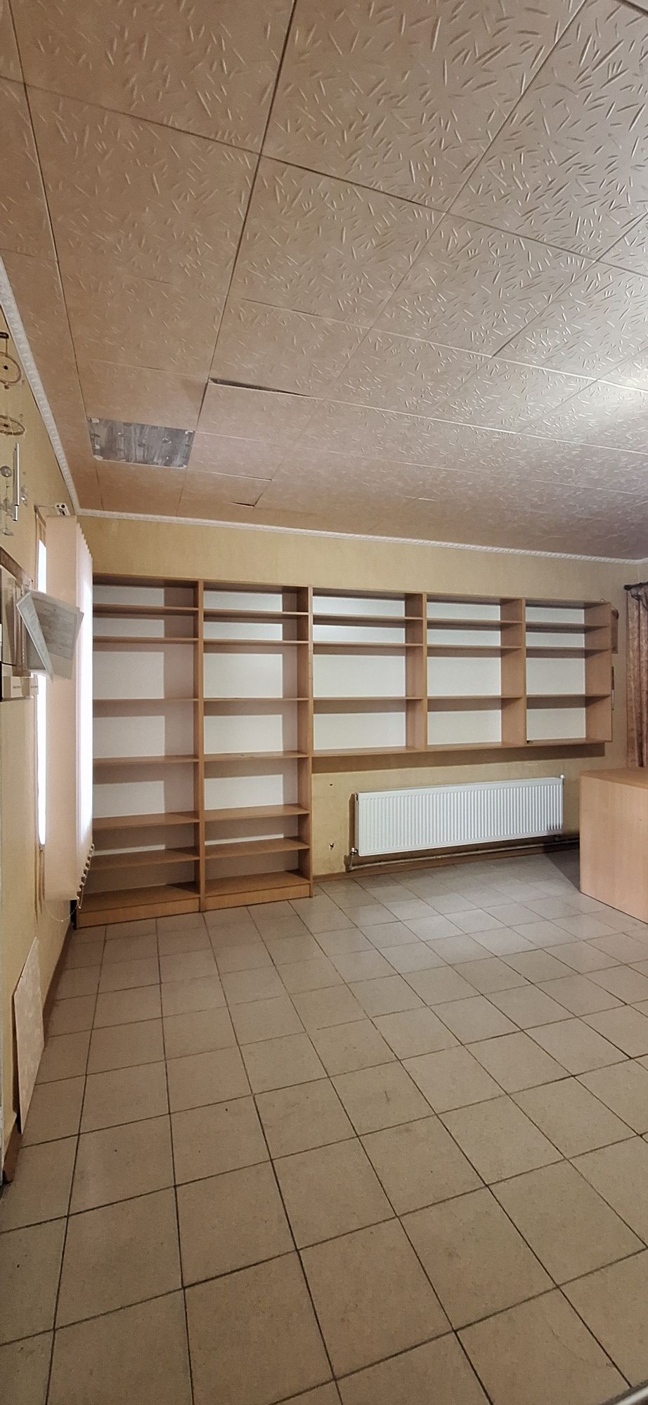 Торгові вітрини та стелажі