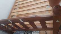 Cama solteiro em madeira