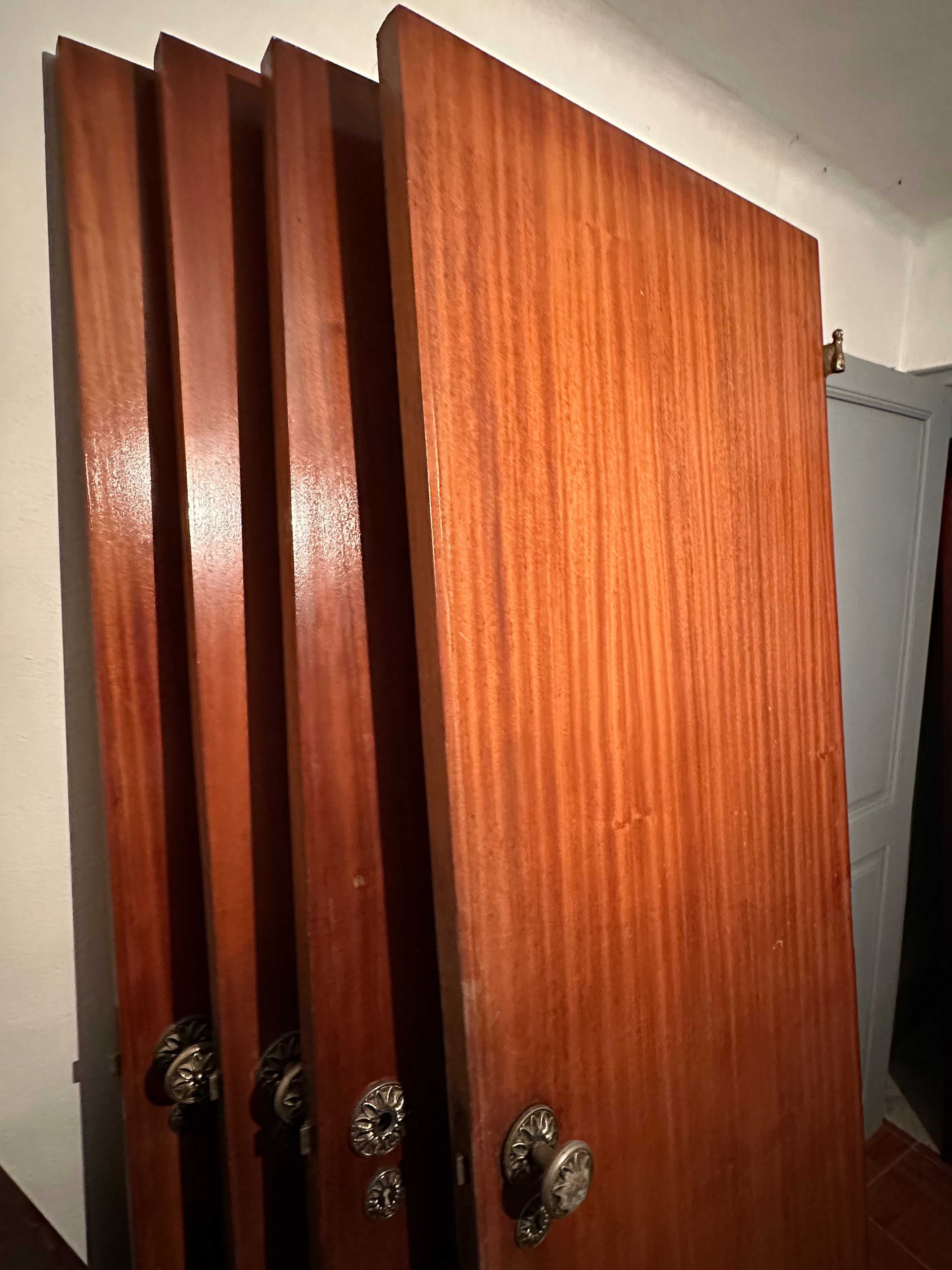 Portas de madeira maciça