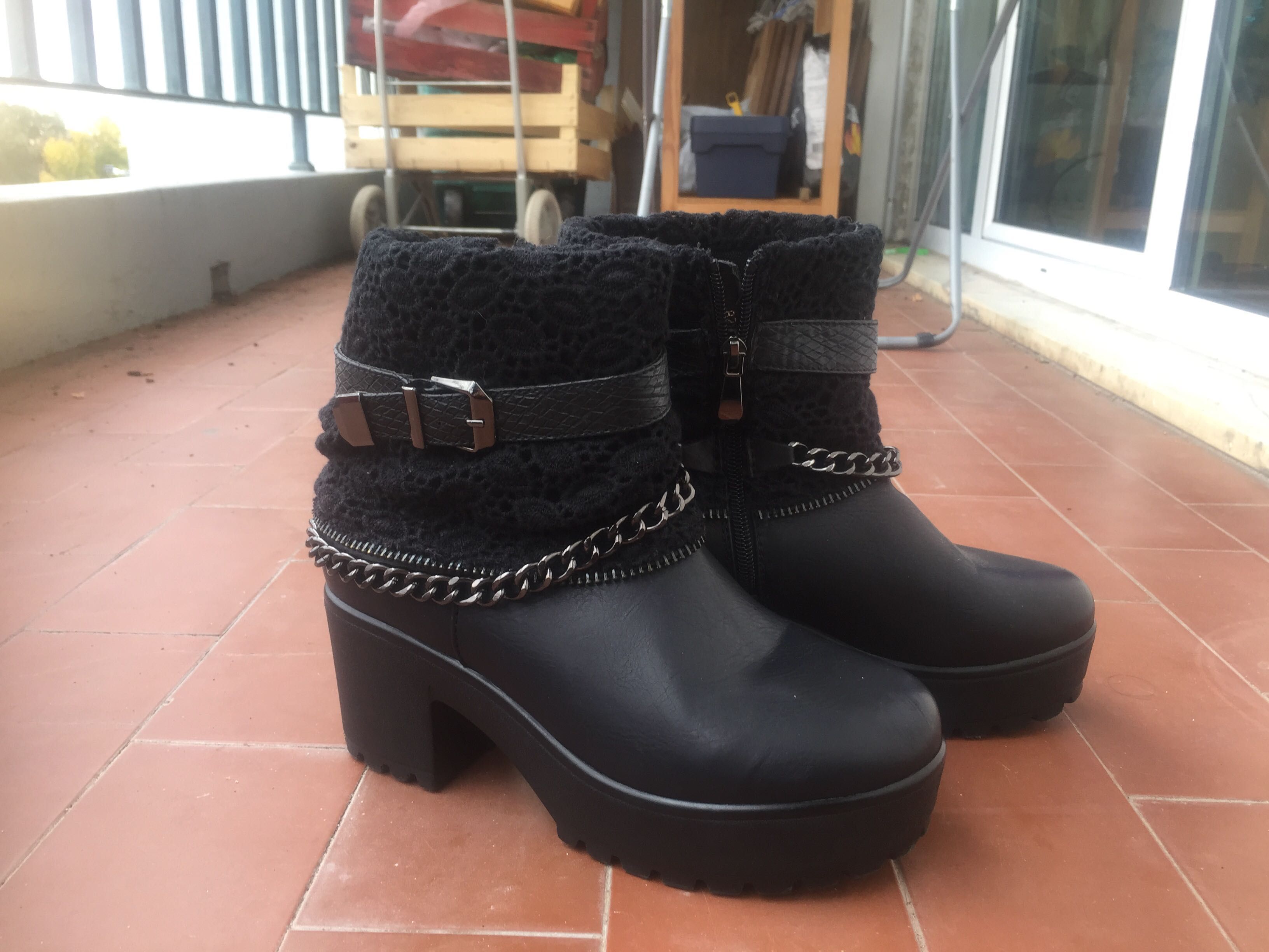 Calçado botas pretas com acessorios /38