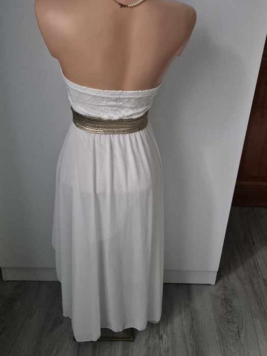 Delikatna sukienka biała ze złotym paskiem z mała wadą S