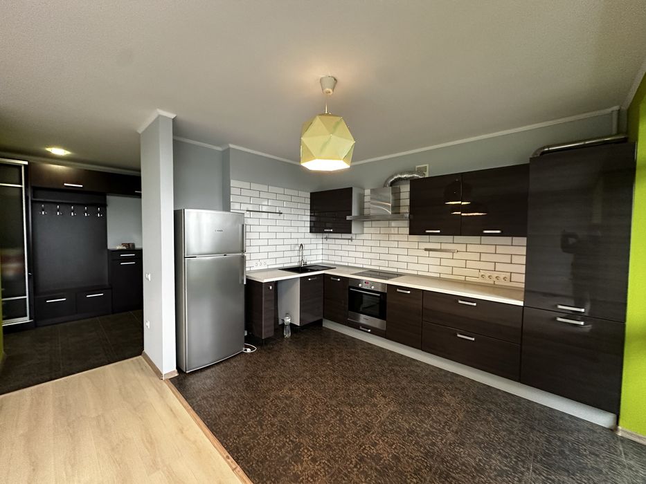 Продається простора 2-кімнатна квартира з коморою біля центру міста!