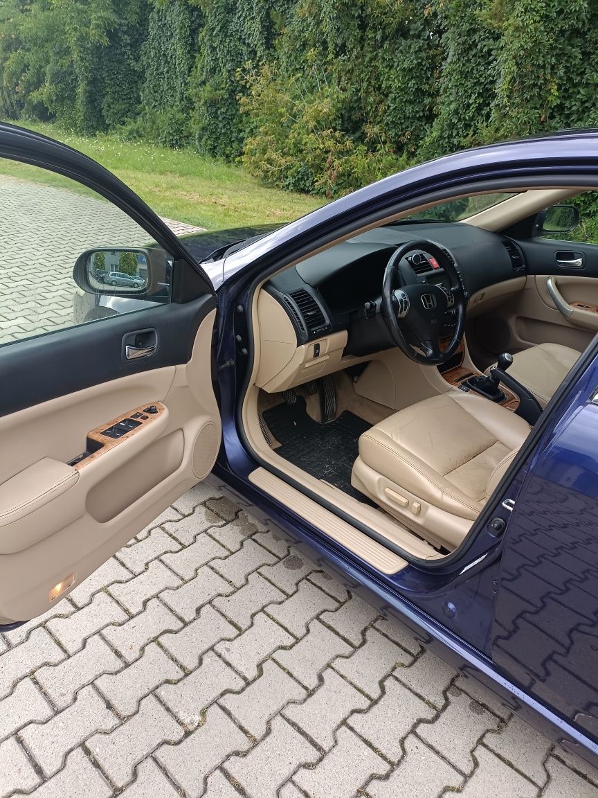 Honda Accord 2004r stan BDB bogata wersja, długie opłaty