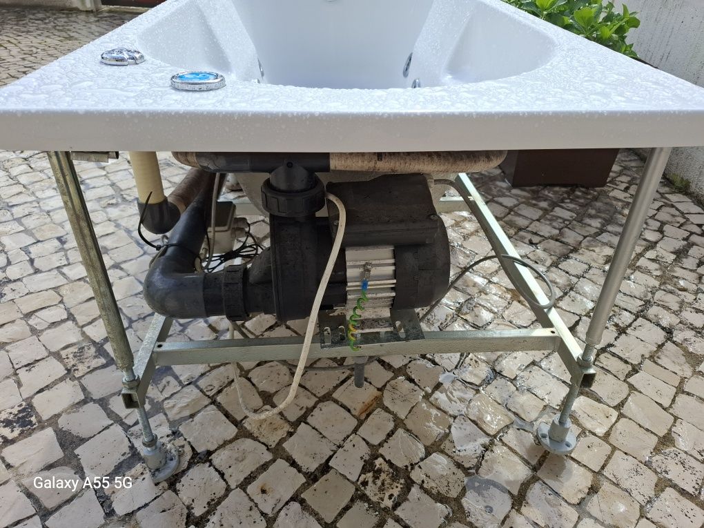 Banheira Hidromassagem.
M