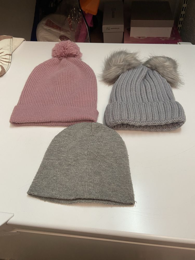 Tres gorros dois conzentos e um cor de rosa