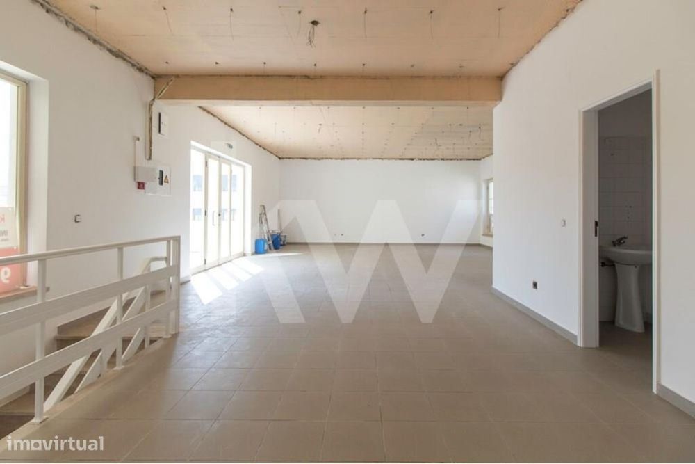 Loja para comercio e serviços no centro de Mafra, com 2 pisos e 2 Wc`s