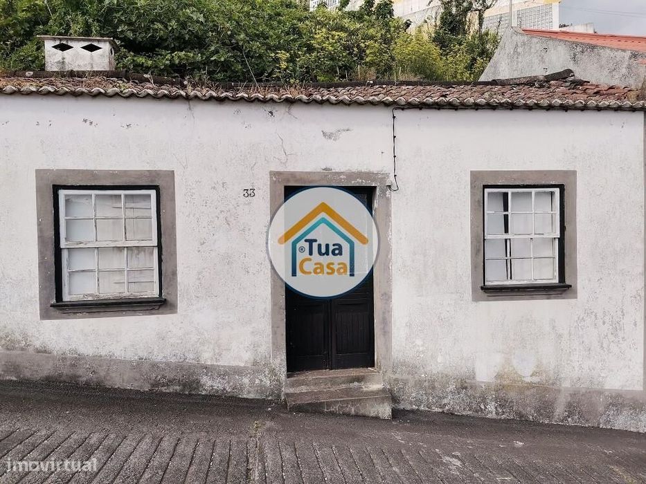 Moradia Térrea T2 para Recuperar com Quintal na Vila das Velas nos Aço