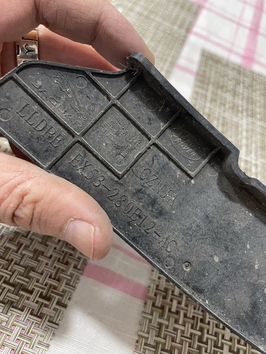 Jaguar F-Pace бризговик порога правий задній