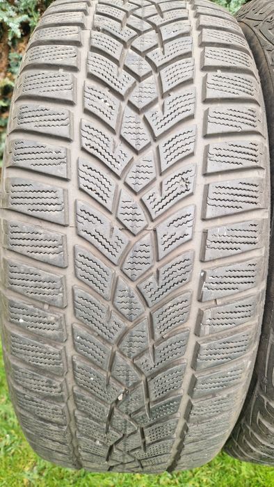 Opona zimowa Goodyear UltraGripPerformance 215/55R17