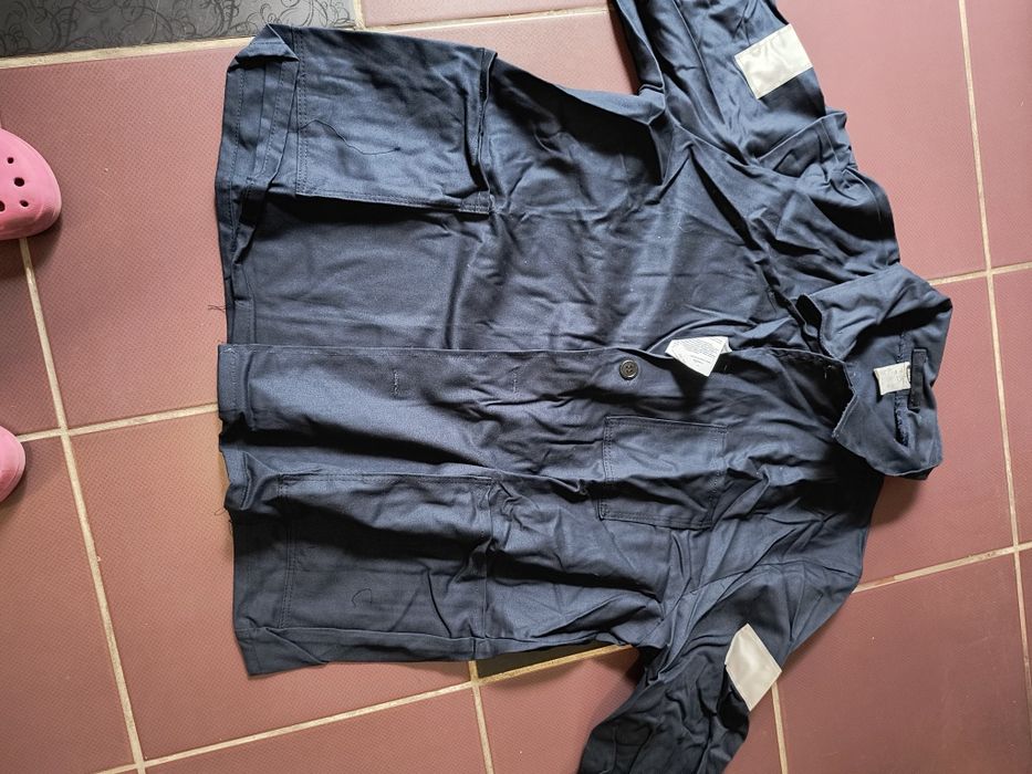 Ubrania robocze , bluzy i spodnie