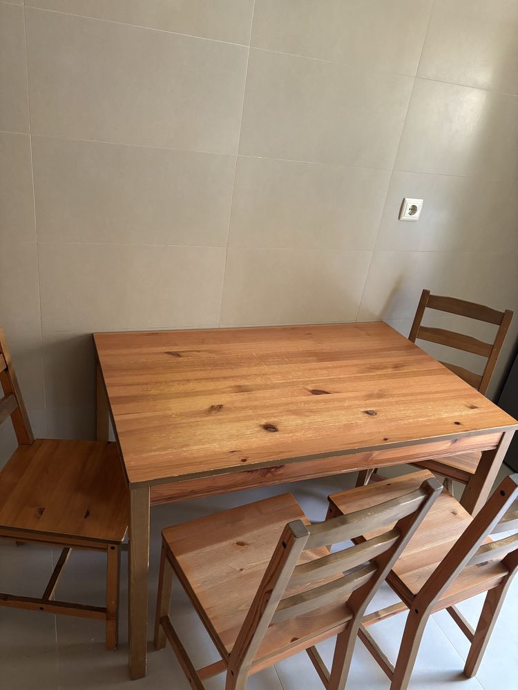 Mesa com 4 cadeiras