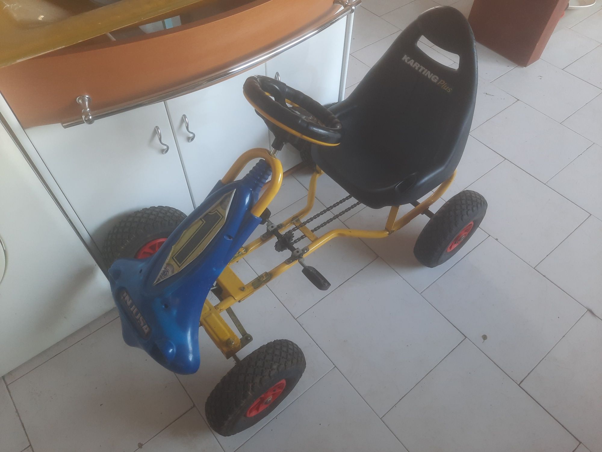Carrinho para criança. Kart pequeno a pedal
