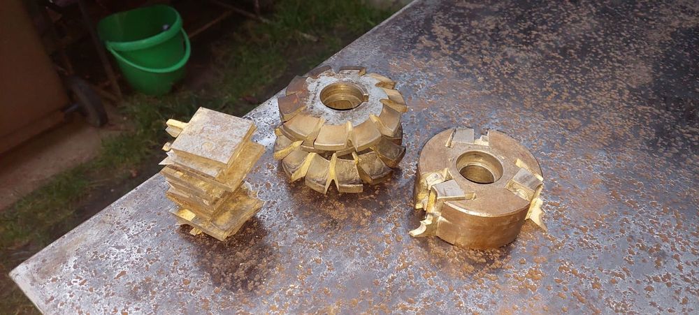 Heblarka, piła tarczowa i frezarka w jednym, Stół