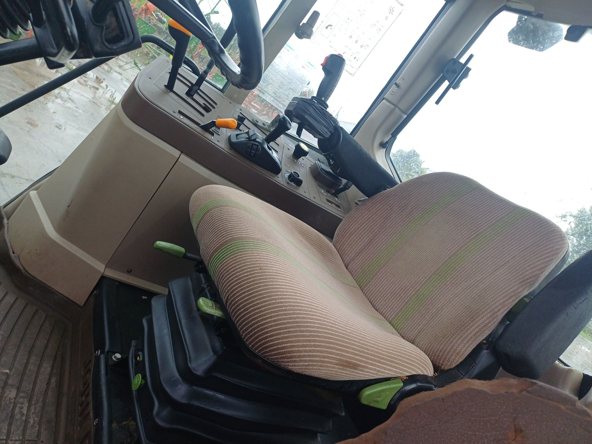 Ciągniki John Deere 6120 z ładowaczem -sprowadzony