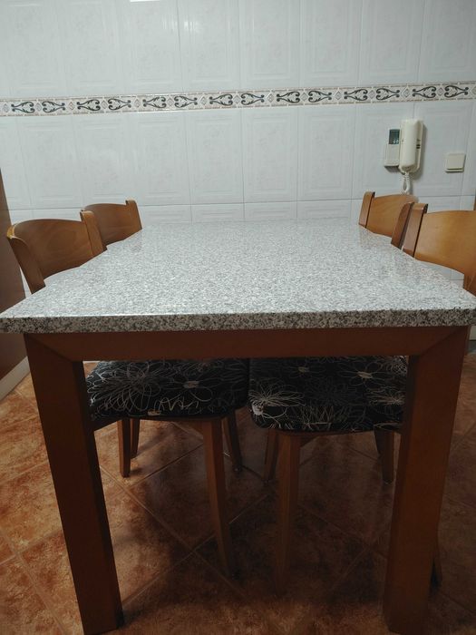 Mesa de cozinha em granito, com 4 cadeiras