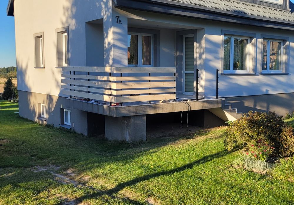 Balustrada tarasowa z drewna z metalowymi słupkami 1mb